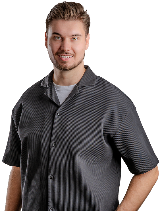 Porträt eines lächelnden Mannes in dunklem Hemd