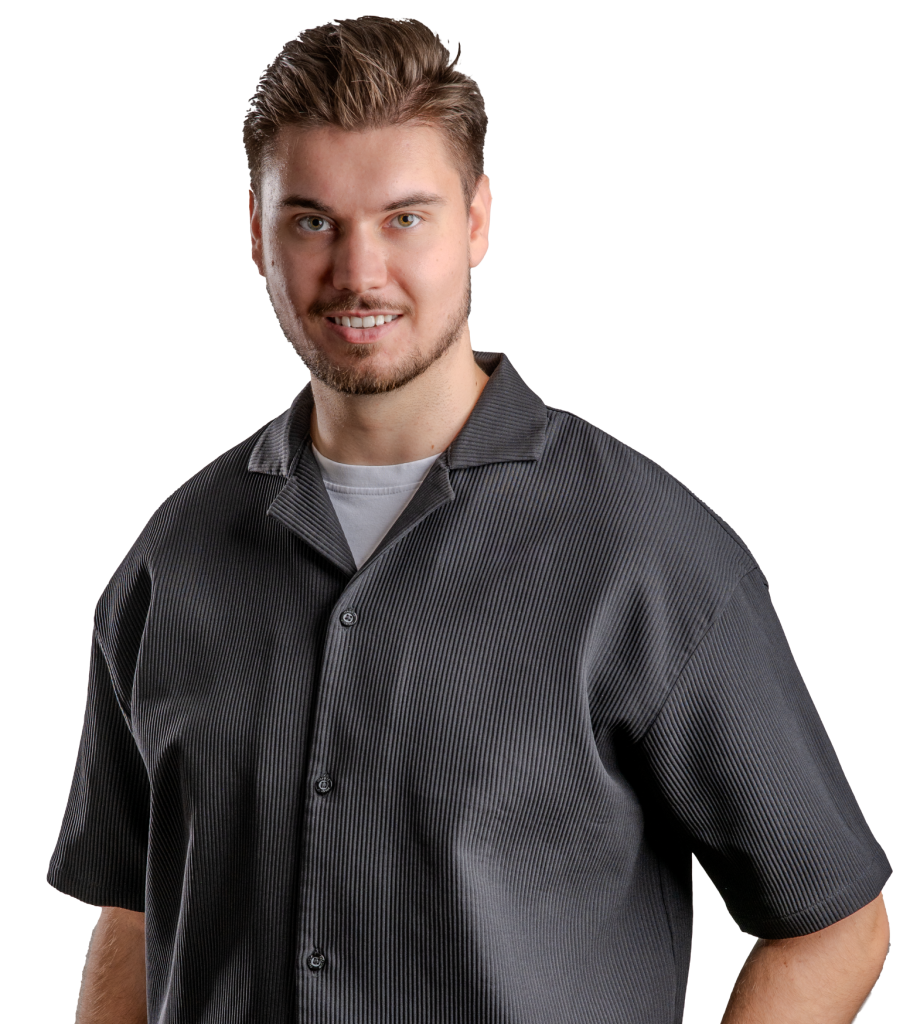 Porträt einer lächelnden Person in dunklem Hemd